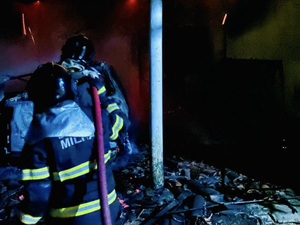 Veículo pega fogo na garagem de residência e fogo destrói parte do imóvel em Arapiraca