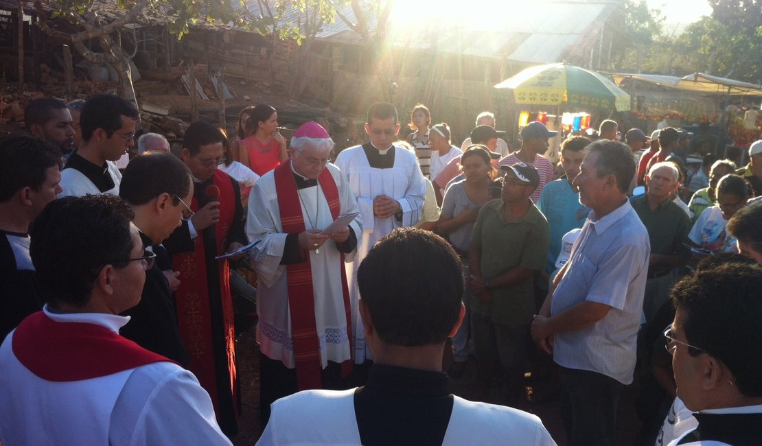 Sem Paixão: Procissão reúne 10 mil católicos no Morro da Massaranduba