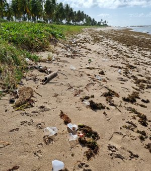 Correntes marinha espalham lixo em praias de Porto de Pedras