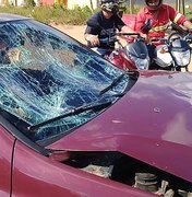 Mototaxista e passageiro ficam feridos após colisão entre carro e moto em Arapiraca