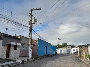 Moradores da Rua Pedro Correia das Graças, no Caititus, sofrem com falta de energia a mais de 24 horas