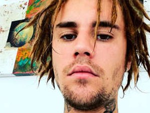Justin Bieber aparece de dreads na web e é acusado de apropriação cultural