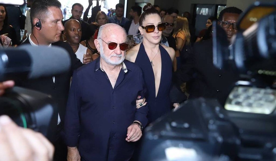 Cláudia Raia, Xuxa e mais famosos se despedem de Jorge Fernando no Rio