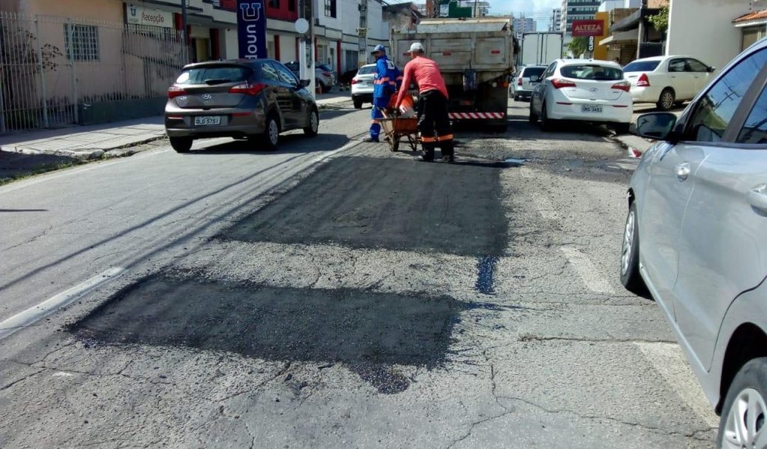 Operação tapa-buraco chega a mais quatro bairros de Maceió