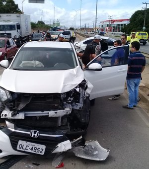 Colisão destrói carro e faz outro rodar na pista, em Arapiraca