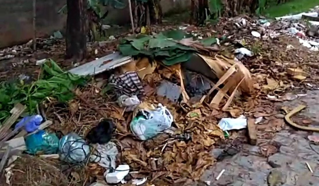 [Vídeo] Morador denuncia acúmulo de lixo na Avenida Hilda Félix, no bairro da Santa Lúcia 