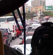 Carreta quebrada e deixa trânsito lento na Avenida Gustavo Paiva