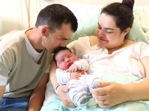 'Superbebê' com mais de 5 quilos surpreende mãe em maternidade de SC