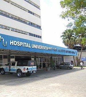 Adolescente tem filho no estacionamento do Hospital Universitário