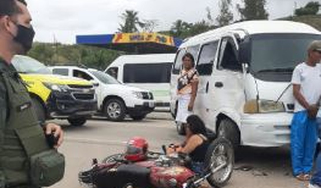 Motociclista fica ferido após colidir com van no Centro de Porto Calvo