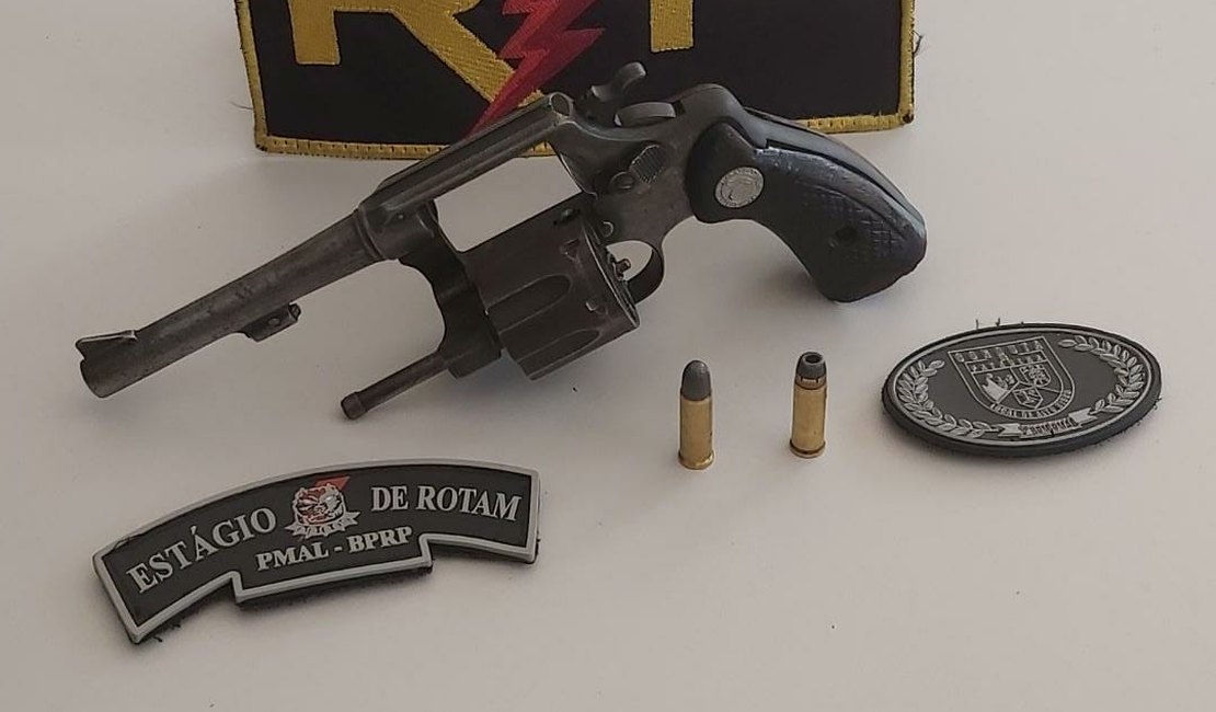 Jovem é preso com arma de fogo no Barro Duro, em Maceió
