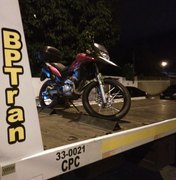 Motocicleta roubada é recuperada pela polícia no Feitosa, em Maceió