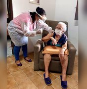 Idosa de 97 anos é a 1ª a receber vacina de Oxford em Matriz de Camaragibe