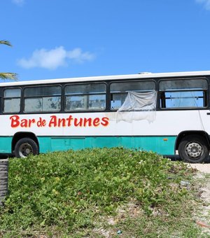 Empresário inova e cria ônibus-bar em praia de Maragogi