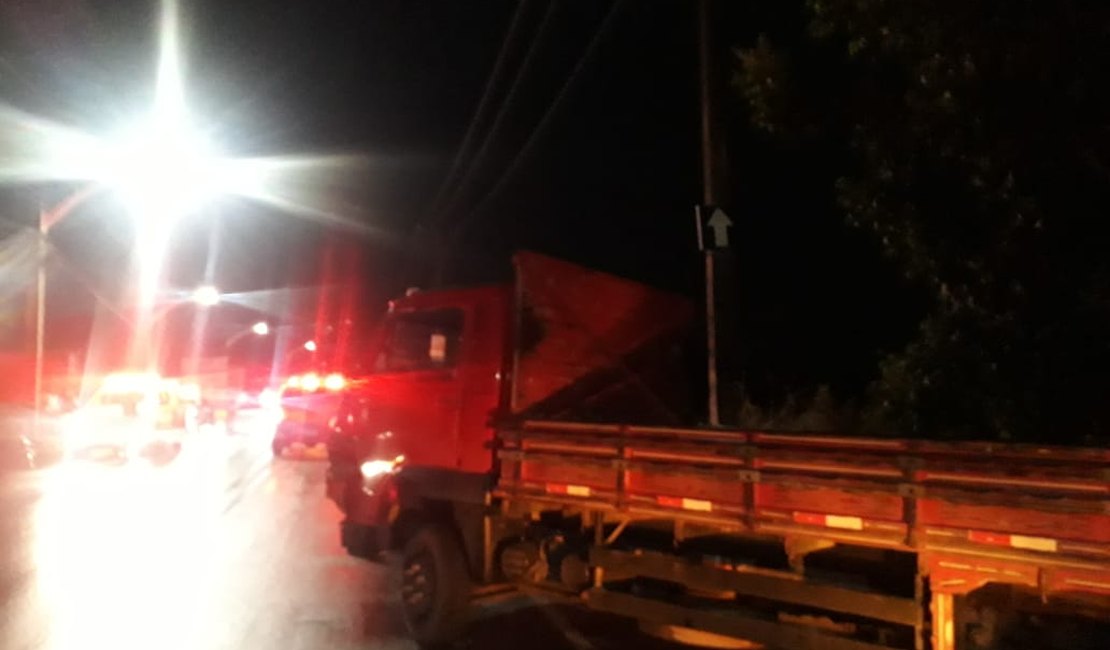 Homem fica ferido em colisão entre carro e caminhão na AL 215, Marechal Deodoro