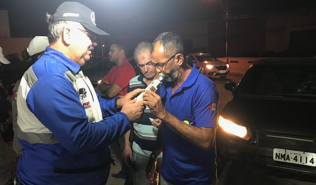 Blitzes da Lei Seca flagram oito motoristas sob efeito de álcool em Maceió