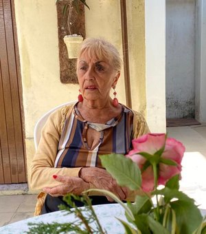 Professora aposentada relembra quando deixou carreira de chacrete ao se apaixonar por alagoano
