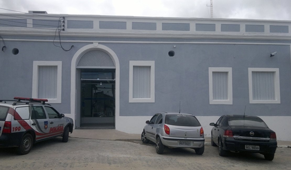 Mulher é presa tentando sacar PIS com documentos falsos em agência bancária de Alagoas 