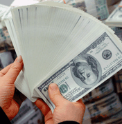 Dólar chega a R$ 4,207, maior valor nominal da história