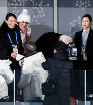 Jogos de Inverno começam com aperto de mãos entre irmãs de líder norte-coreano e presidente sul-coreano