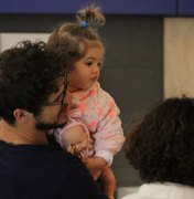 Filha de José Loreto, Bella usa penteado fofo em passeio com o ator.
