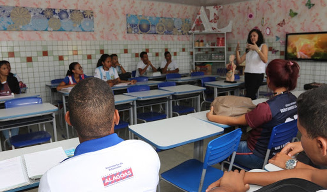 Volta às aulas coloca em risco mais de 155 mil adultos e idosos em AL