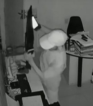 Câmeras de segurança flagram furto em loja na Serraria