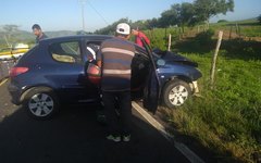 Motorista perdeu o controle do Peugeot 206 e invadiu a contramão