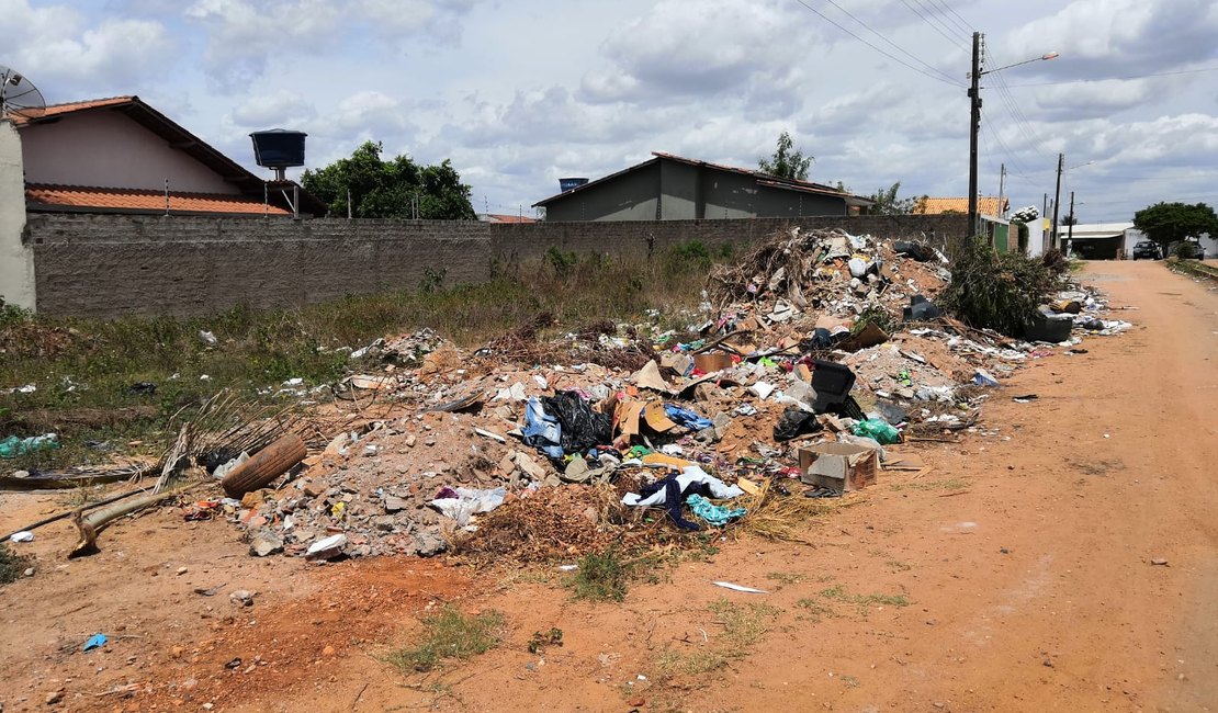 [Vídeo] População utiliza terreno como “lixão a céu aberto” em Arapiraca