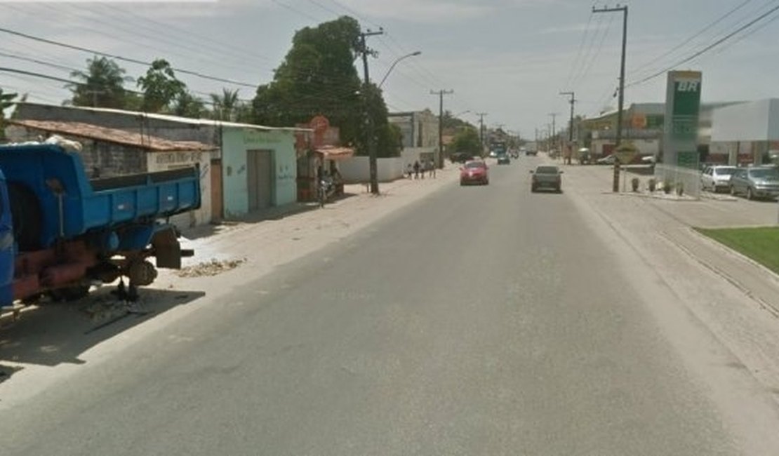 Suspeito tenta ameaçar políciais com faca em Penedo