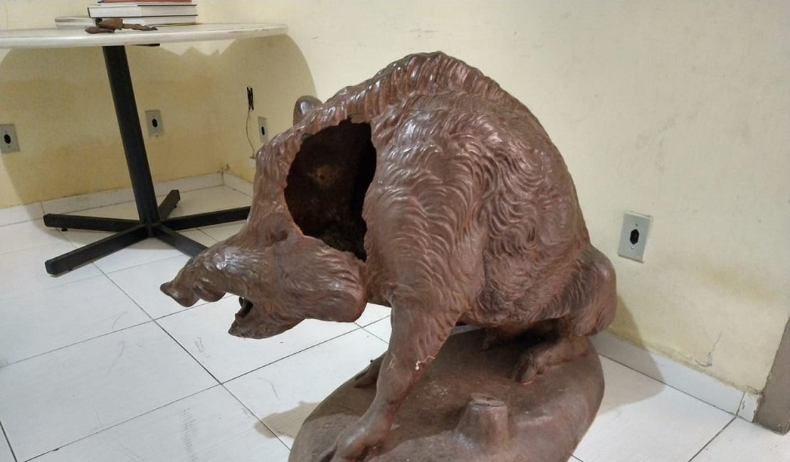 FMAC faz restauração em escultura de Javali da praça Dois Leões