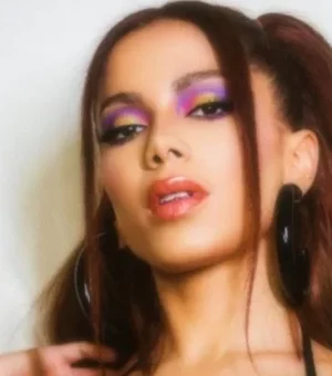 Anitta acusa fã de fingir intimidade e cobrar por fotos com ela: entenda