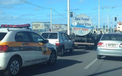 Colisão entre caminhão e dois carros ocupa uma das faixas da Avenida Josefa de Melo 