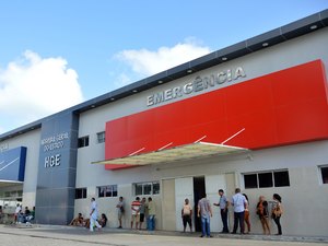Homem cai de cinco metros em obra na Ponta Verde