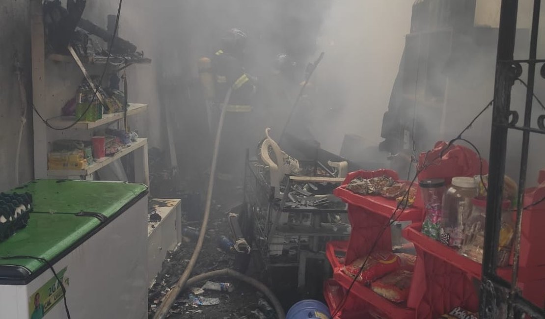 Incêndio destrói ponto comercial no bairro do Jaraguá
