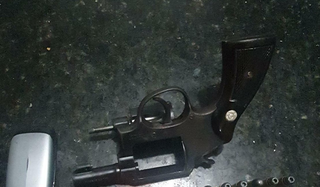 Dupla é presa com arma de fogo e munições em Boca da Mata
