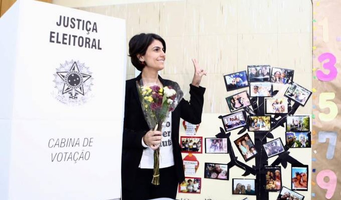 Manuela D’Ávila vota em Porto Alegre e se diz confiante
