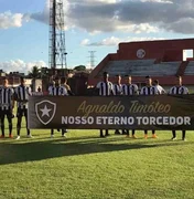 Botafogo entra em campo com faixa em homenagem a Agnaldo Timóteo