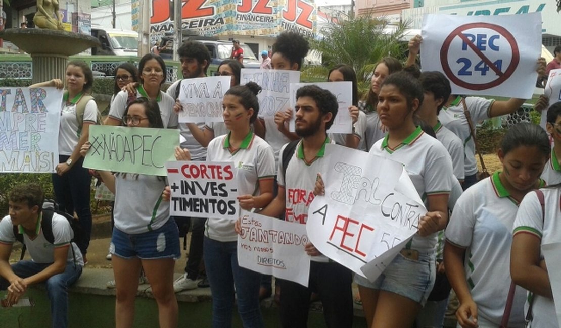 Movimentos Sociais e estudantes realizam protesto em Palmeira dos Índios contra PEC