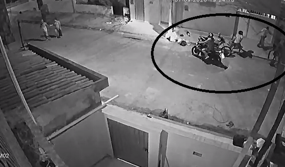 [Vídeo] Assaltante se disfarça de entregador após roubar motociclista de aplicativo