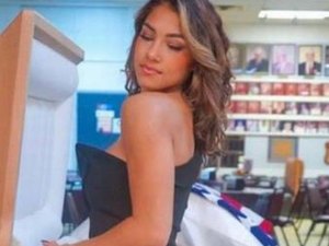 Sem noção? Influenciadora gera revolta ao fazer poses sensuais na frente do caixão com o corpo do pai