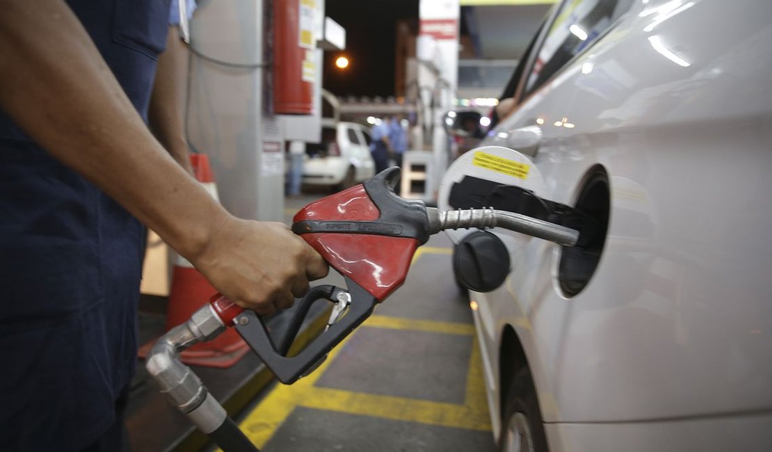 Petrobras sobe preço da gasolina em 4% em meio à alta do dólar