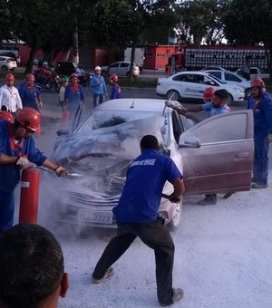 Vídeo: Veículo incendeia na Av. Durval de Góes Monteiro 