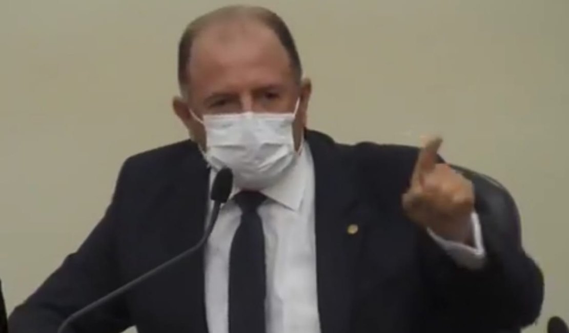 Antônio Albuquerque diz que é ridículo usar máscaras ao ar livre 