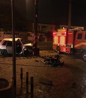 Carro colide contra poste e três pessoas ficam feridas em Maceió