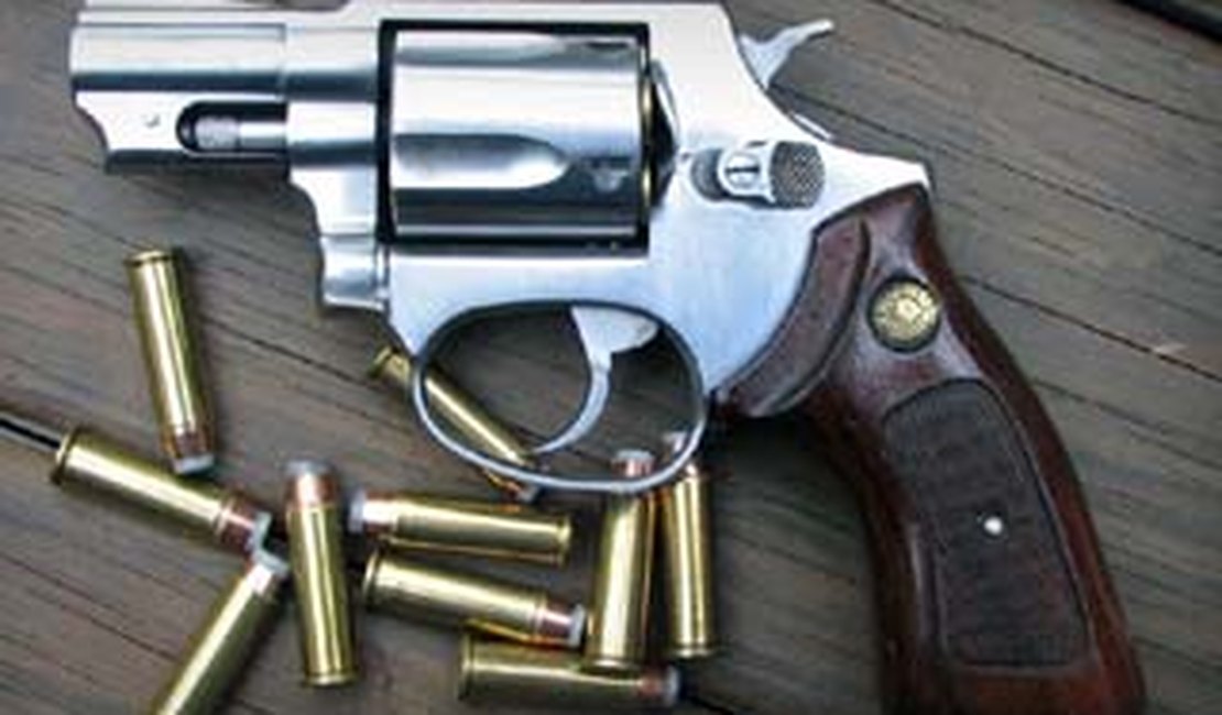 Governo Bolsonaro zera tarifa para importação de revólveres e pistolas