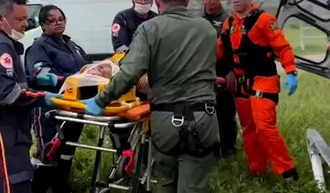 Motorista fica preso às ferragens do carro após acidente em Atalaia