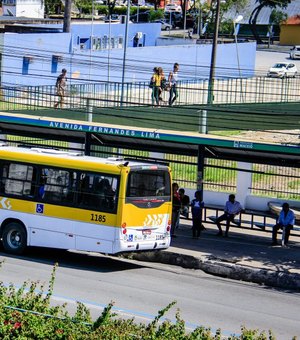 Moradores do São Jorge fecham avenida exigindo mais ônibus a SMTT