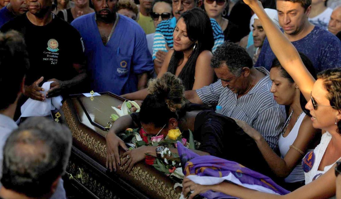 Marielle Franco é sepultada sob aplausos e gritos de protesto no Rio