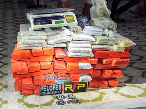 Após abordagem a suspeitos no Bosque das Arapiracas, polícia encontra maconha e cocaína, na casa de traficante